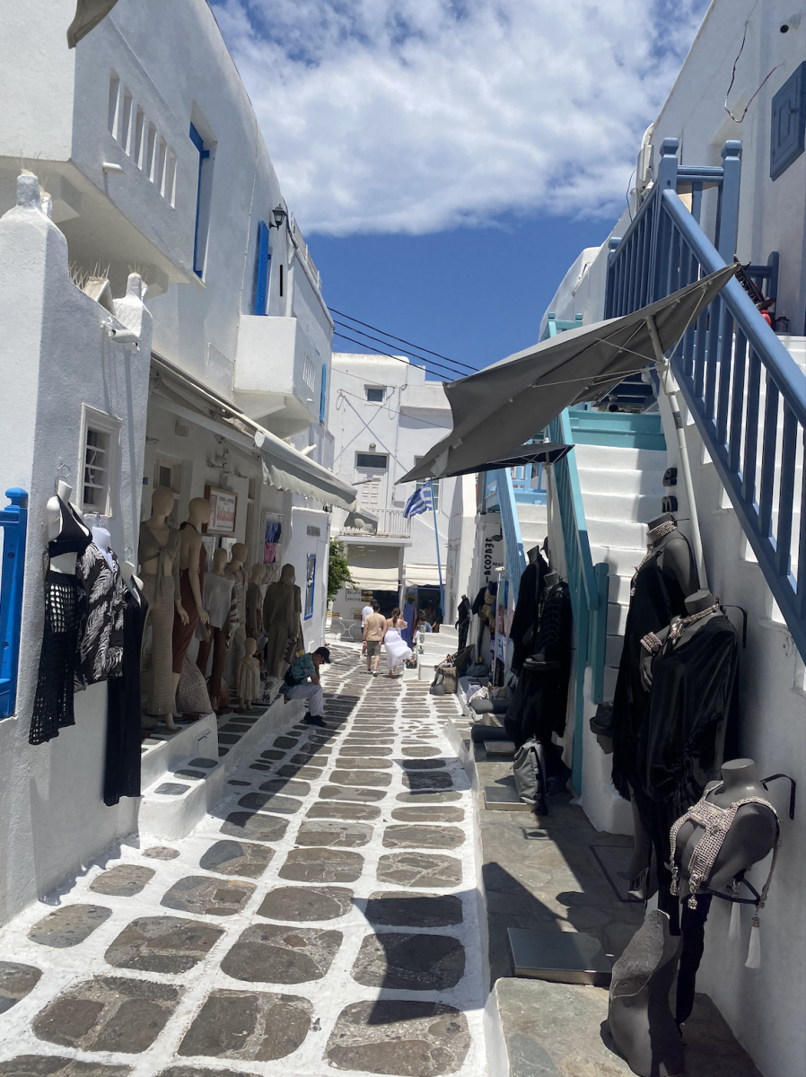 Scenic view of a neighborhood in Greece. 